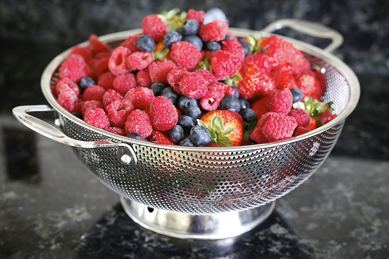 CIA Stainless Steel Micro-perforated 4.7 Liter Colander - Professional Strainer with Heavy Duty Handles and Self-draining Solid Ring Base